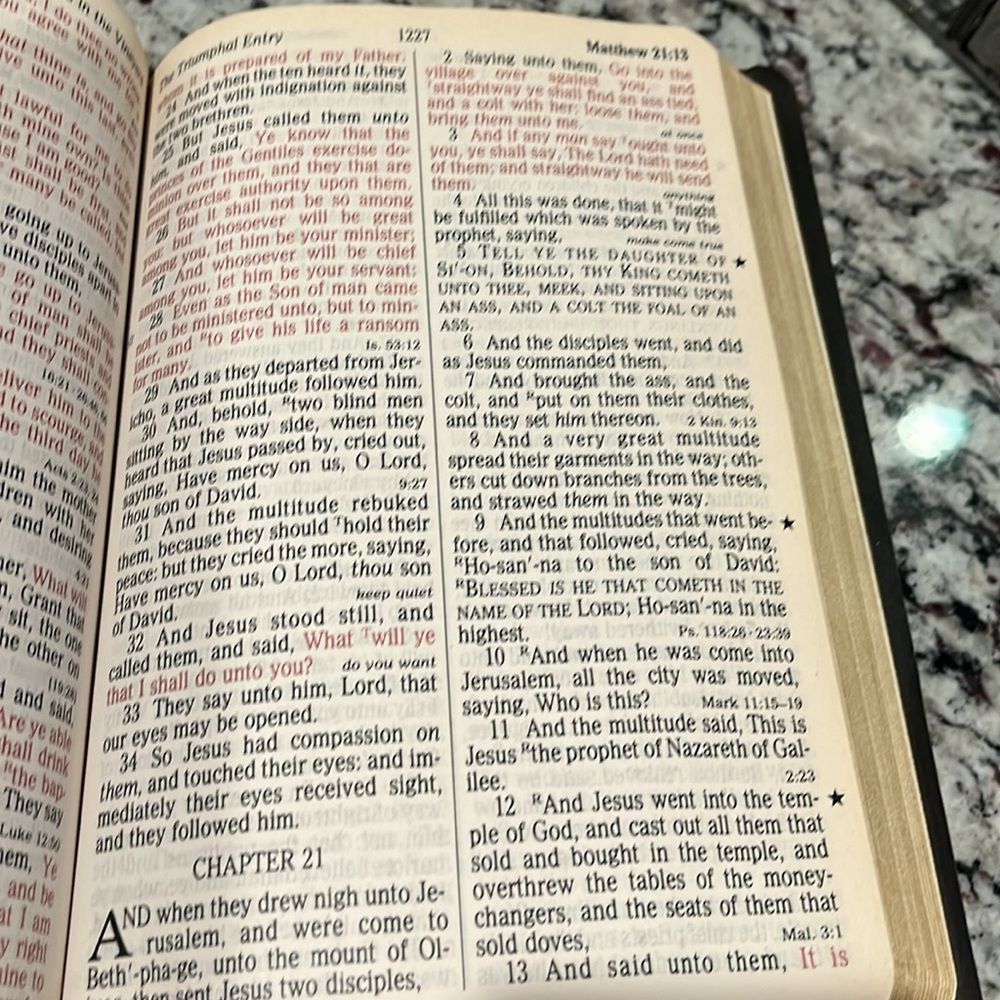 Holy Bible giant print King James Version 9.25”x6.5” copyright 1990 - Picture 11 of 14